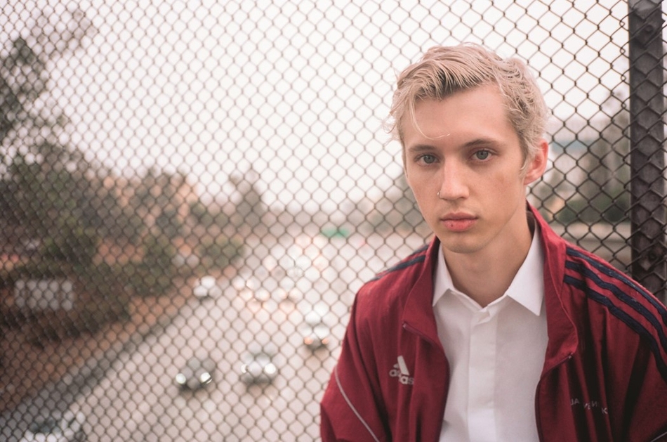 组图:戳爷最新写真大片曝光 佩戴天使翅膀帅气迷人_高清图集_新浪网