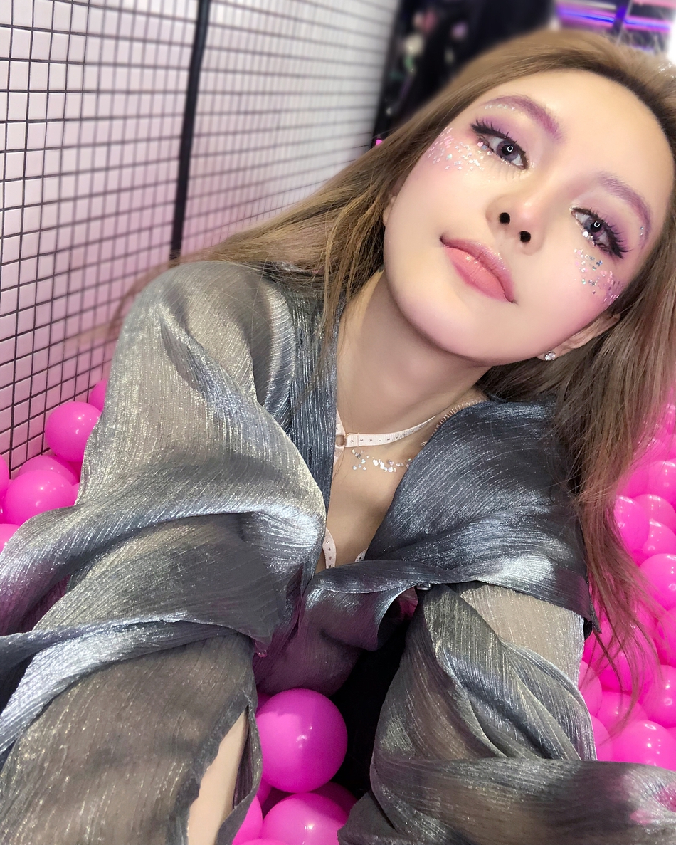 组图:周扬青晒美照歪头秀侧颜 bling眼妆吸睛
