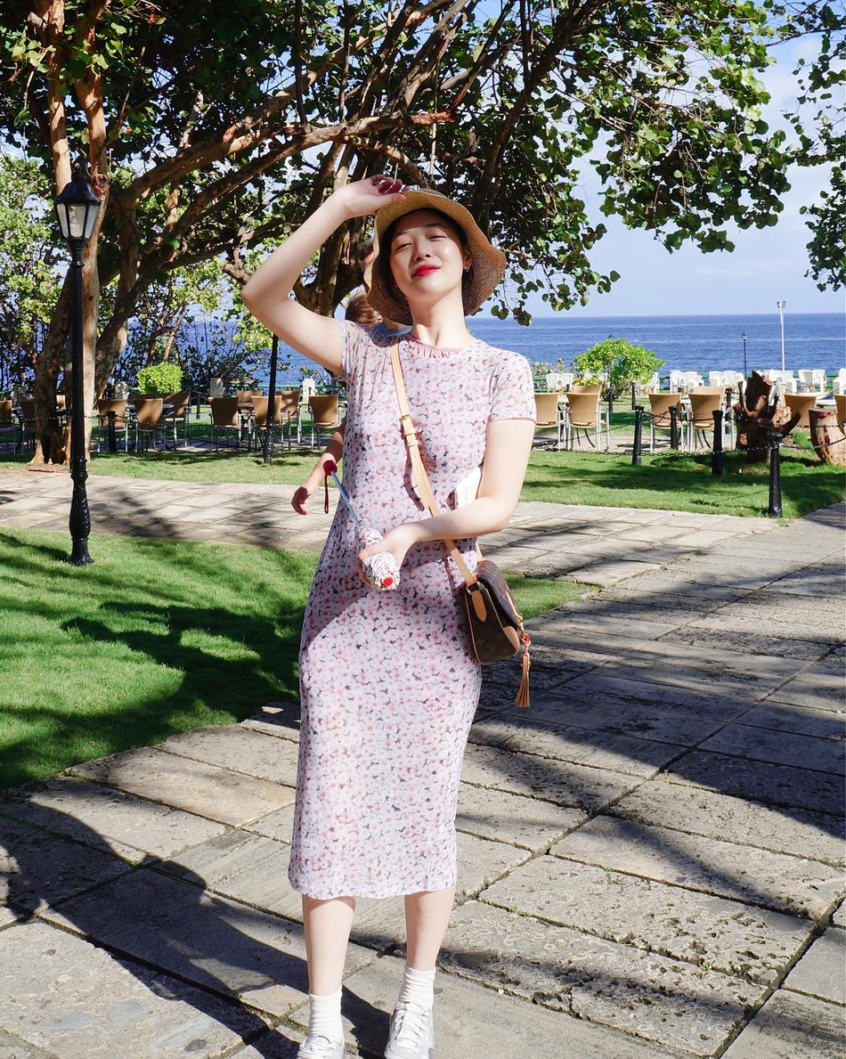 组图:雪莉晒旅行美照 碎花裙加草帽皮肤白到发光