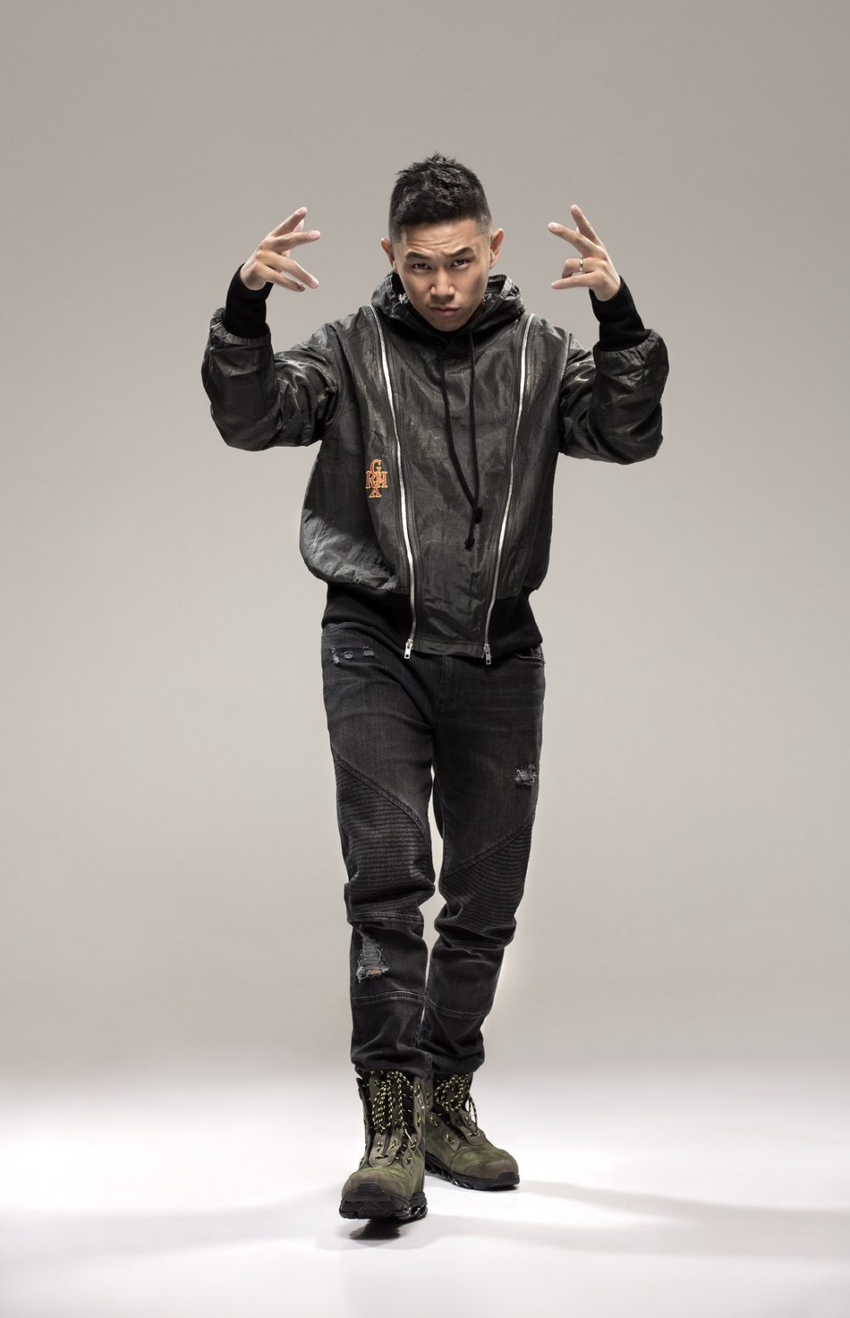 组图:欧阳靖新曲《super nba》上线 致敬曼巴精神