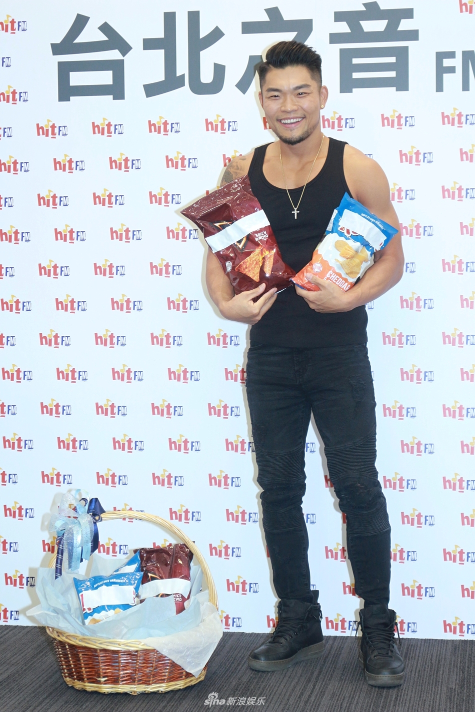 组图:李玖哲甩肉25公斤大方秀肌肉 被问感情三个字带过