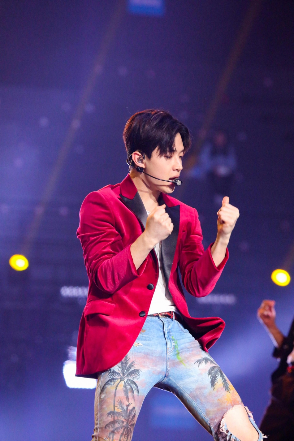 3/ 15新浪娱乐讯 henry刘宪华登上2017-2018湖南卫视跨年演唱会舞台.