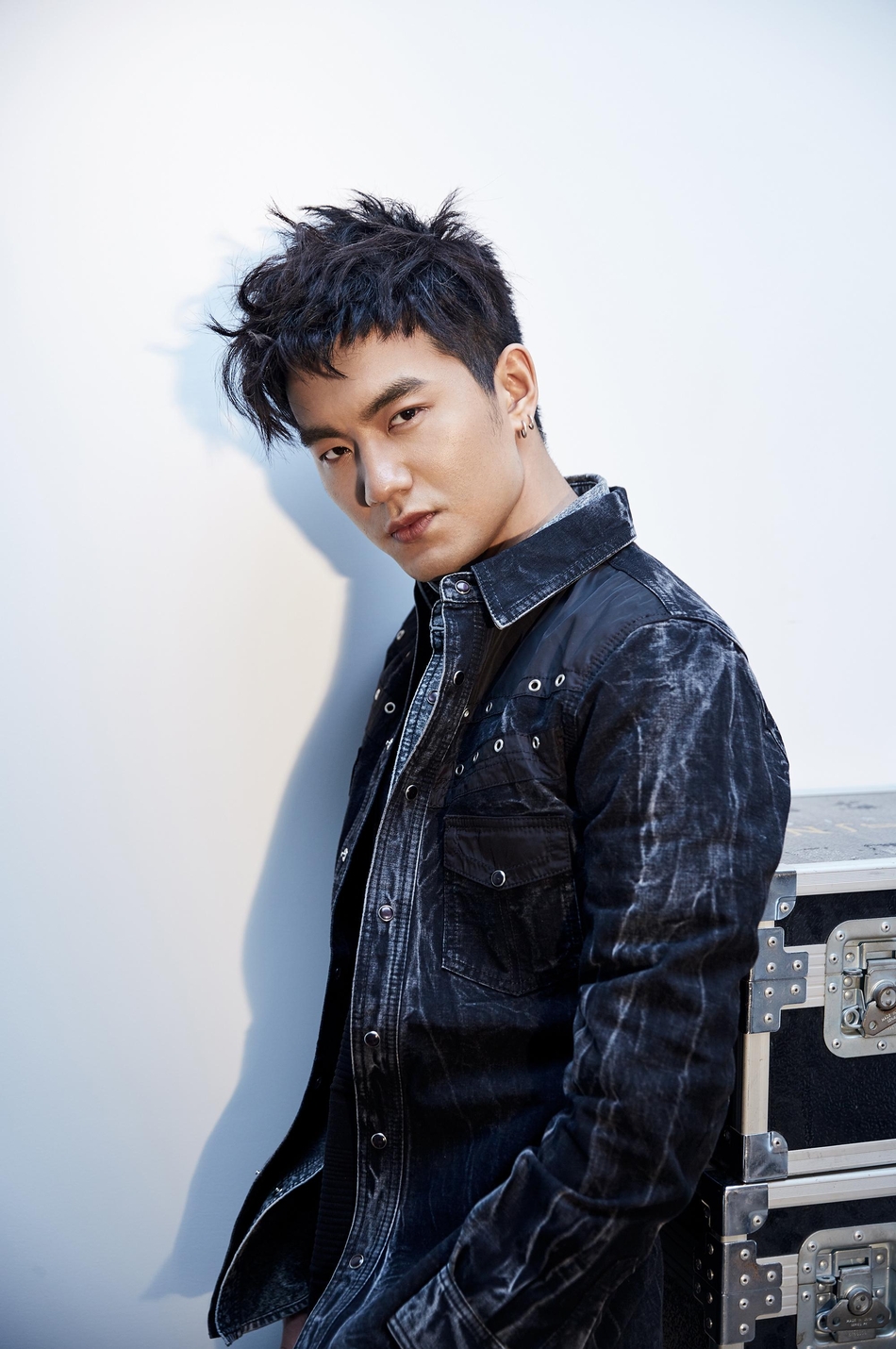 组图:于湉全新时尚写真曝光 展自由不羁野性魅力