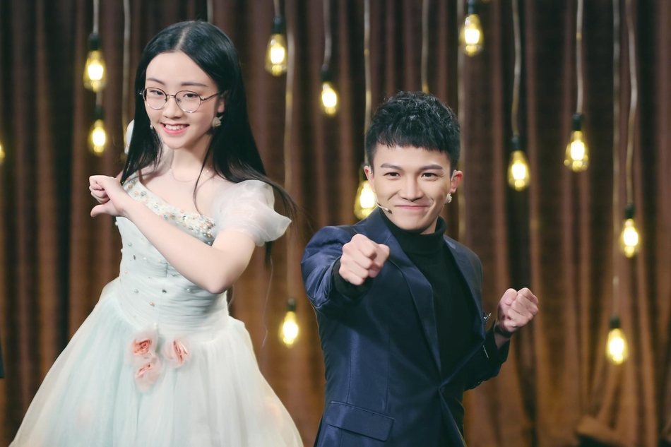 组图:周深郭沁合唱版大鱼再现《我要上春晚》舞台