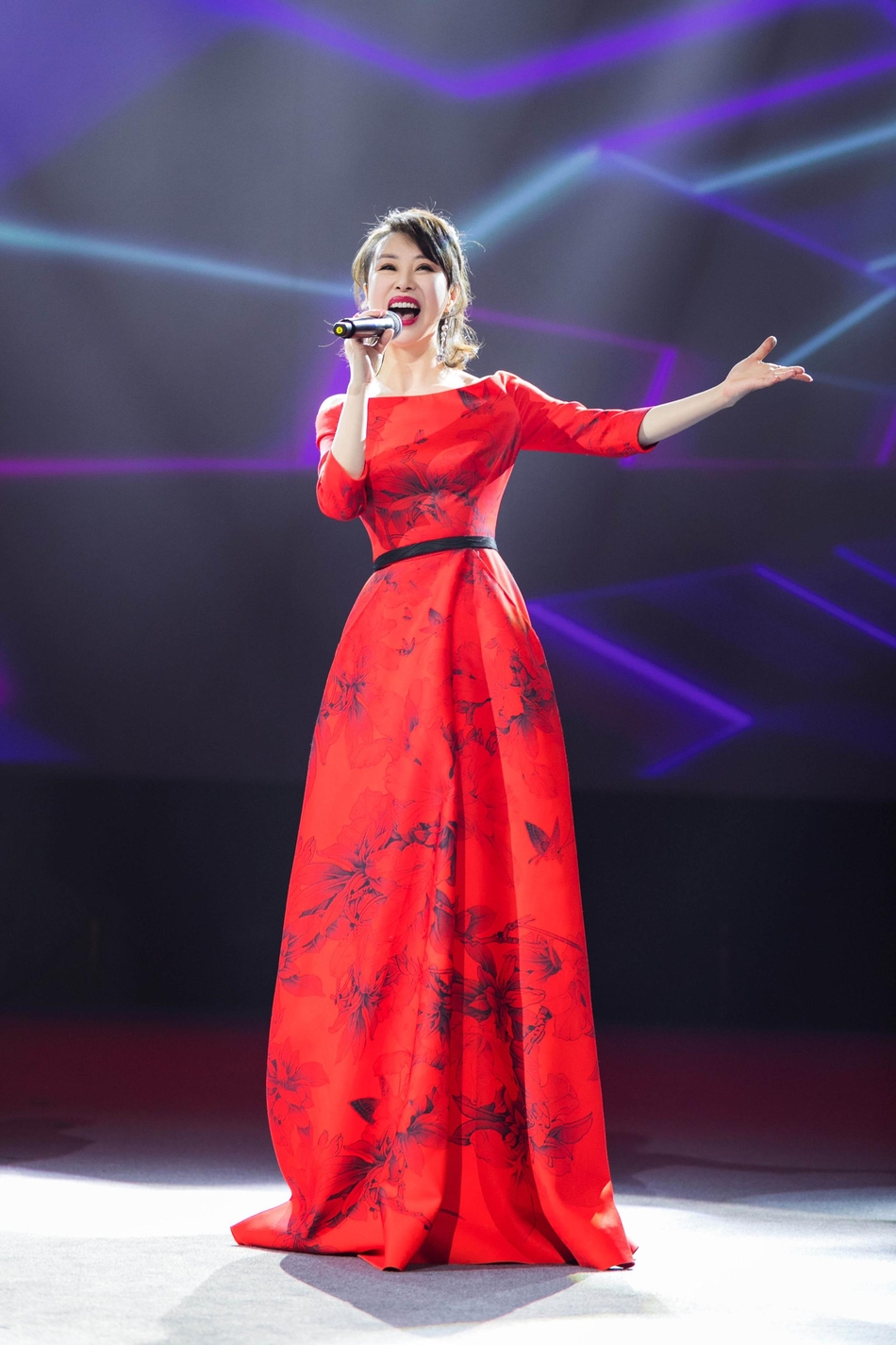 组图:祖海gai同台献嘻哈版《好运来》首秀