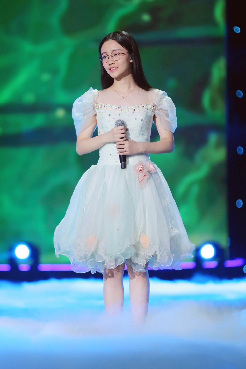 组图:周深郭沁合唱版大鱼再现《我要上春晚》舞台