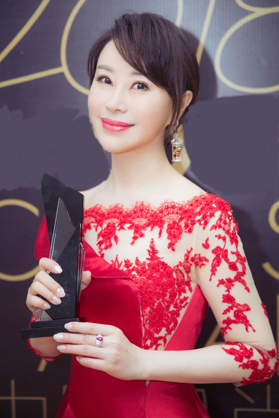 组图:祖海白色礼服亮相时尚盛典 获得年度风尚跨界歌手