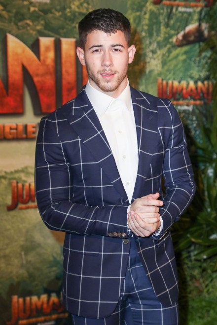 尼克-乔纳斯身穿格子西服出席首映礼 尽显魅力