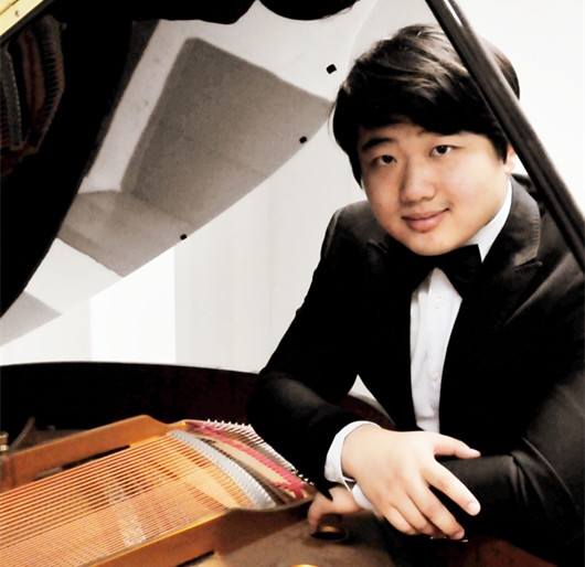 1 / 5 新浪娱乐讯 天津歌舞剧院男高音歌唱家王泽南在日前举办的第