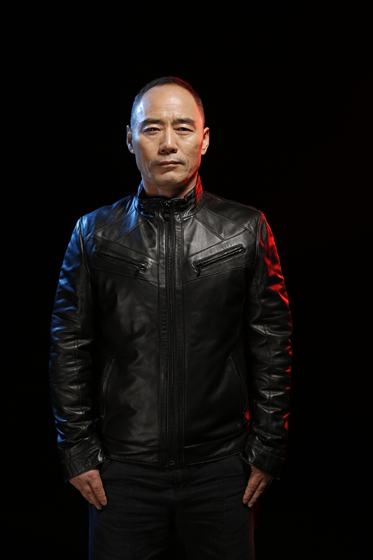 组图:王旭新单曲《王者归来》上线 写真展男性魅力