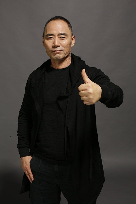 组图:王旭新单曲《王者归来》上线 写真展男性魅力