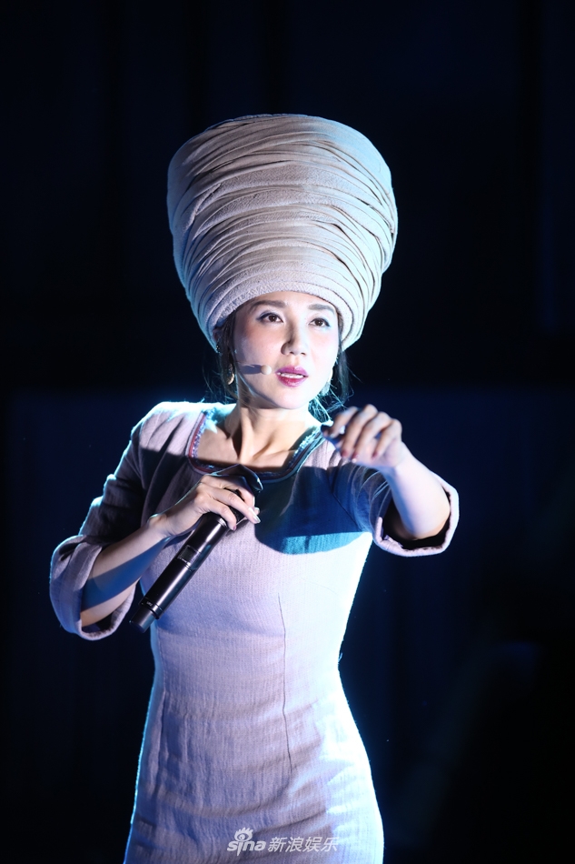 组图:阿朵举行live秀宣告回归 将传承少数民族文化