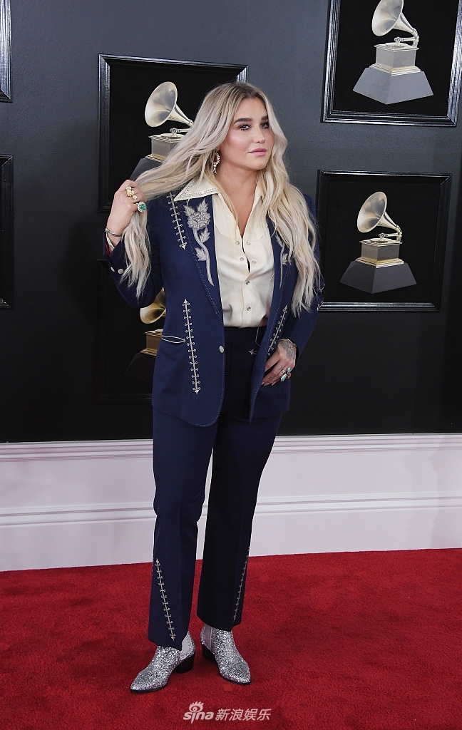 组图钱婆keha亮相格莱美红毯英伦风撩发凹造型