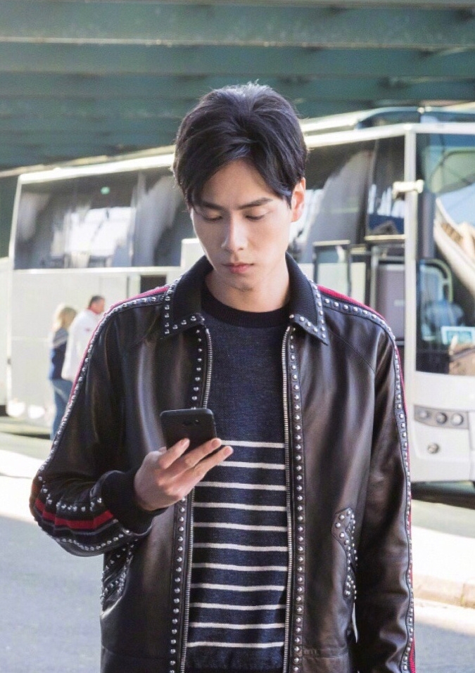 组图:胡一天抵达米兰造型清爽 低头玩手机秀侧颜