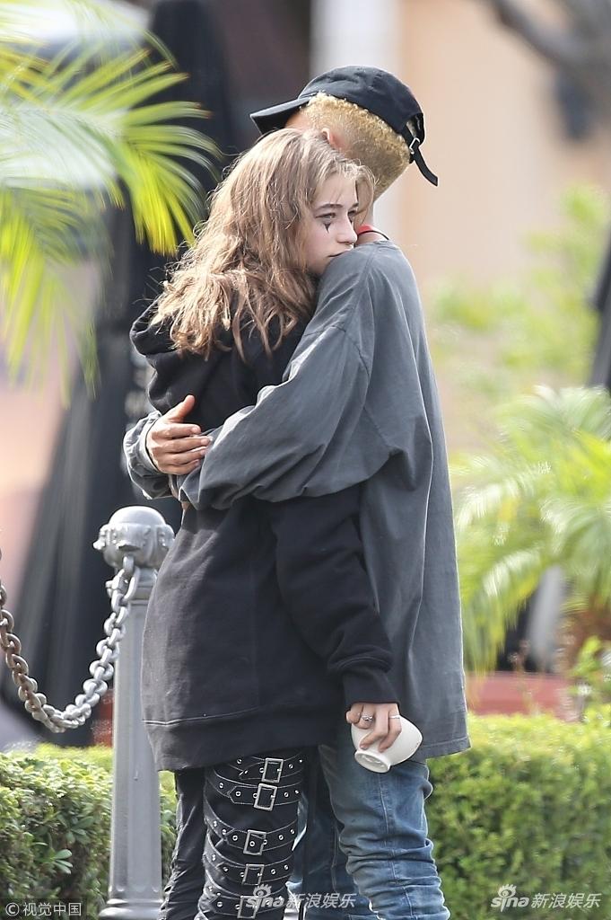 组图:贾登史密斯将女友拦腰抱起 互拥头碰头爱意满满