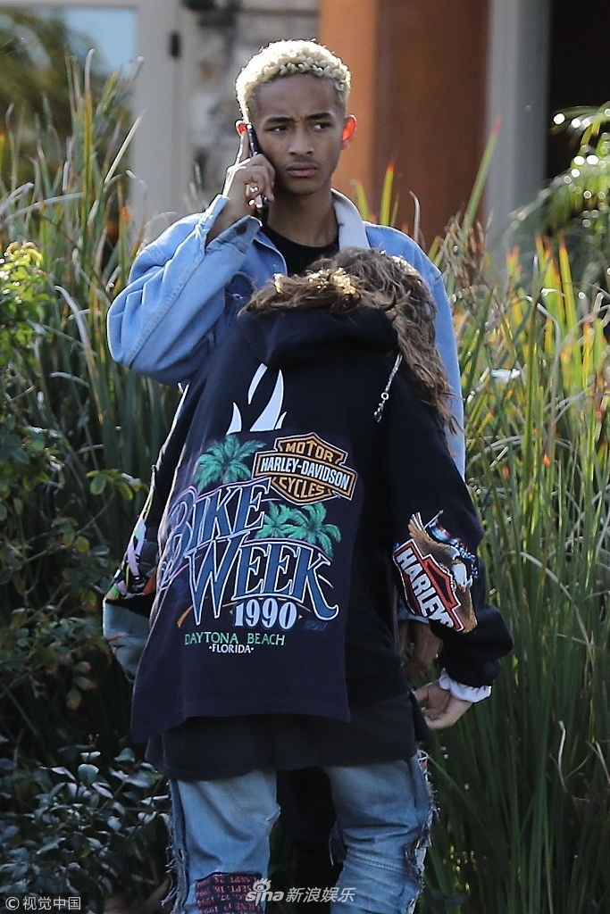 30 11:13:14 1 / 4 新浪娱乐讯 贾登-史密斯(jaden smith)和女友