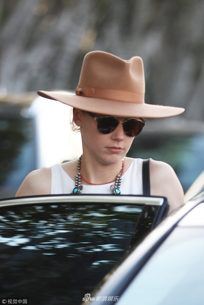 新浪娱乐讯 德普前妻艾梅柏·希尔德(amber heard)现身去购物.