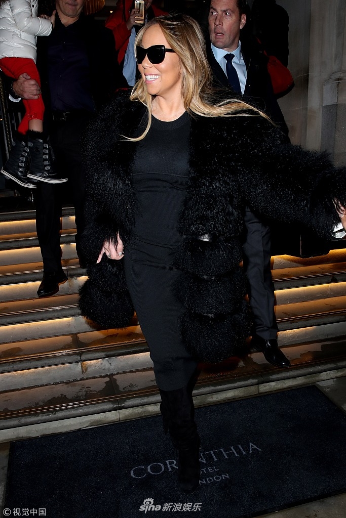 组图:牛姐踩恨天高被搀下台阶 皮草墨镜贵妇范钻戒抢眼