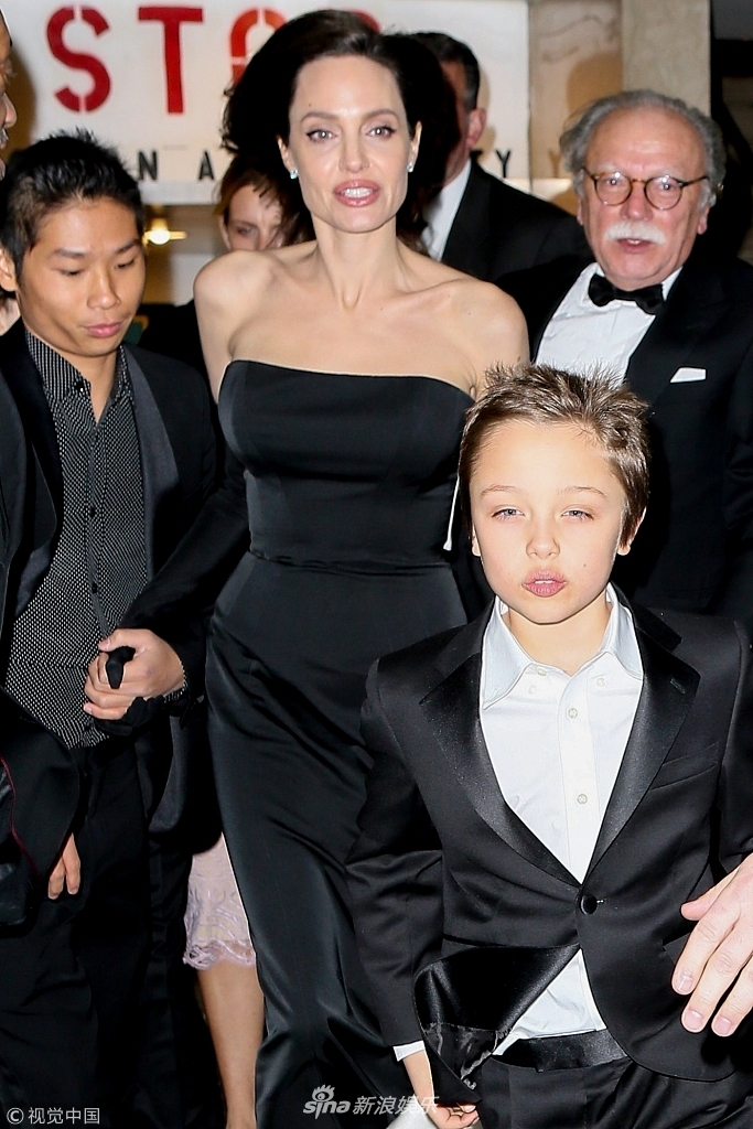 新浪娱乐讯 安吉丽娜·朱莉( angelina jolie)与孩子用餐后现身街头.