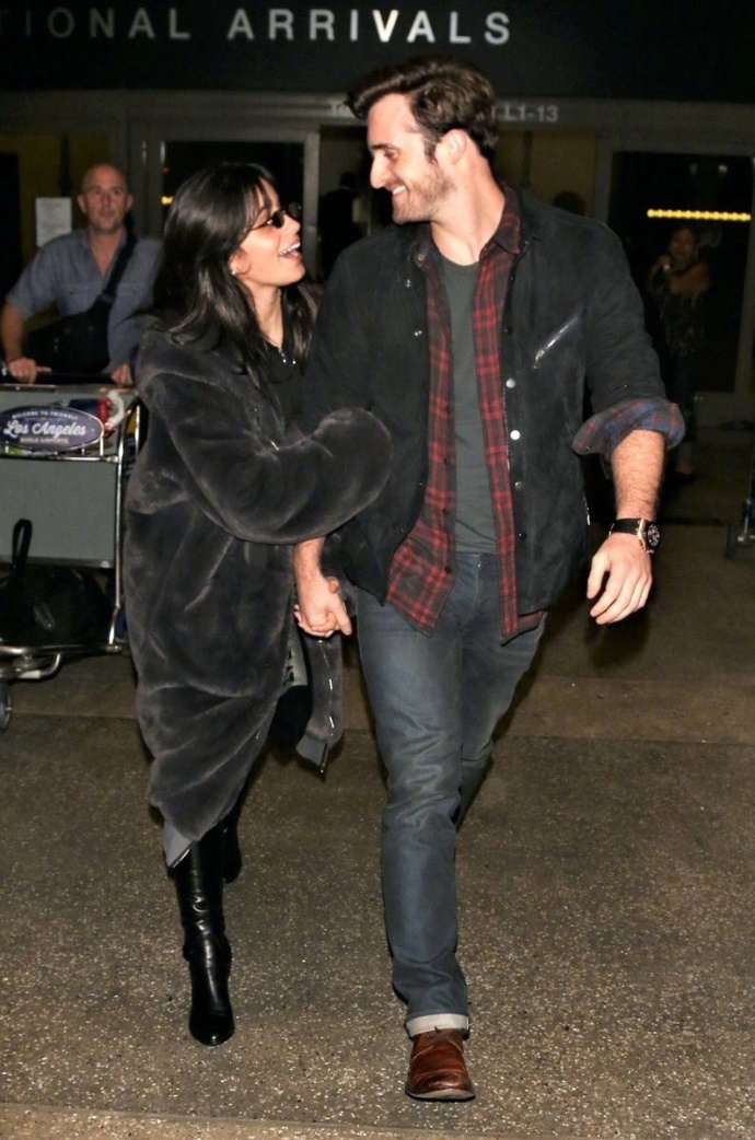 组图:事业爱情双丰收!卡妹与男友现身 牵手对视超甜蜜