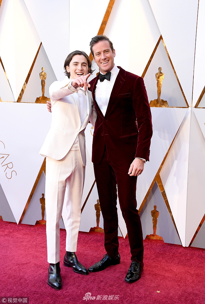 组图:奥斯卡红毯甜茶白西装频放电 合影艾米汉莫笑开花