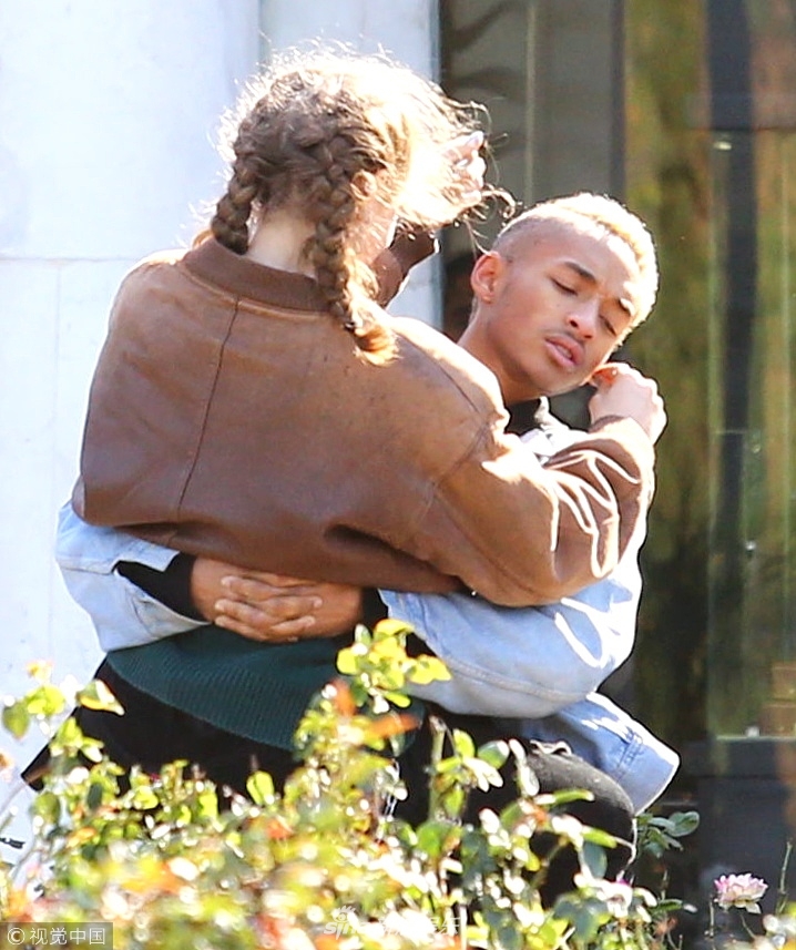 组图:贾登史密斯将女友拦腰抱起 互拥头碰头爱意满满