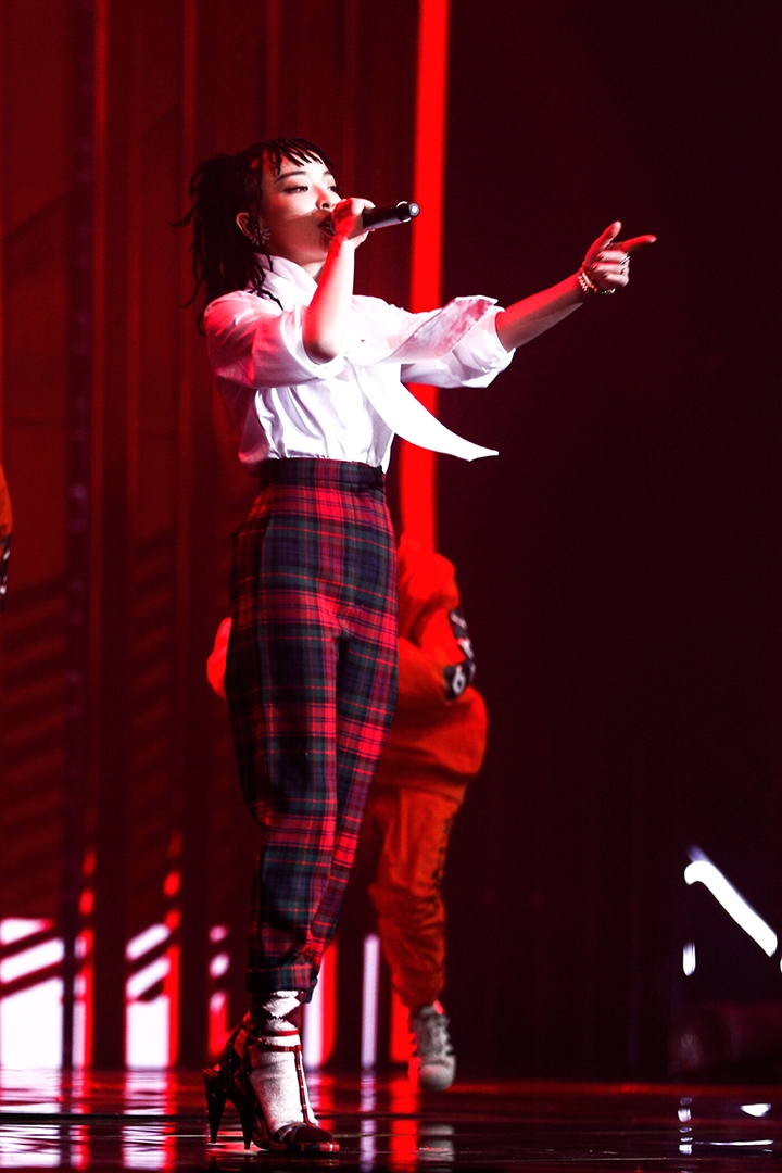 vava脏辫配蕾丝礼服亮相 献唱《谁比我有范儿》