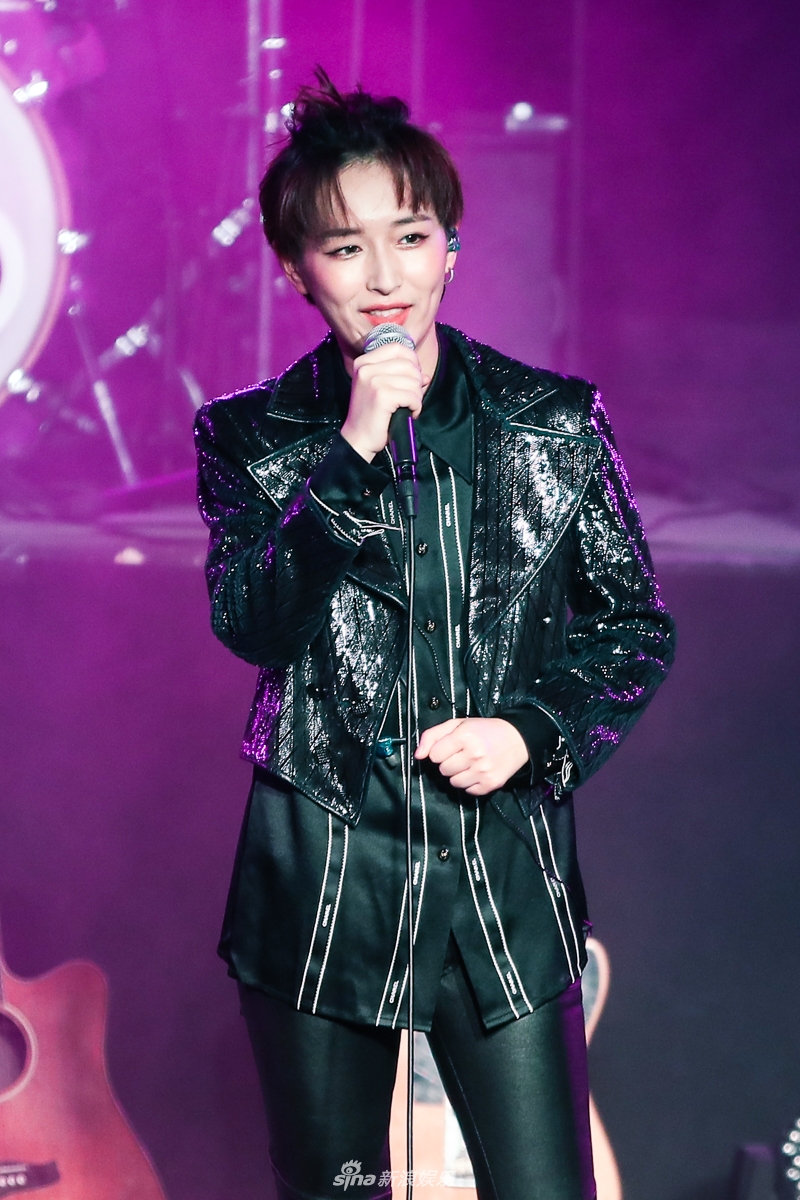 组图:超女黄汐源北京开个唱 直言想登万人舞台