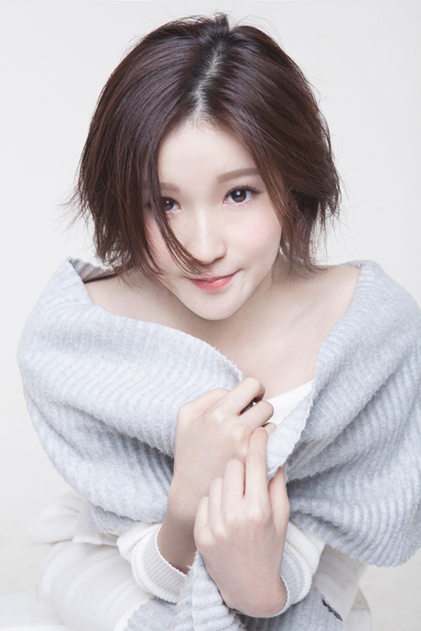 组图:庆庆新曲《猫与毛线》首发 写真显清纯