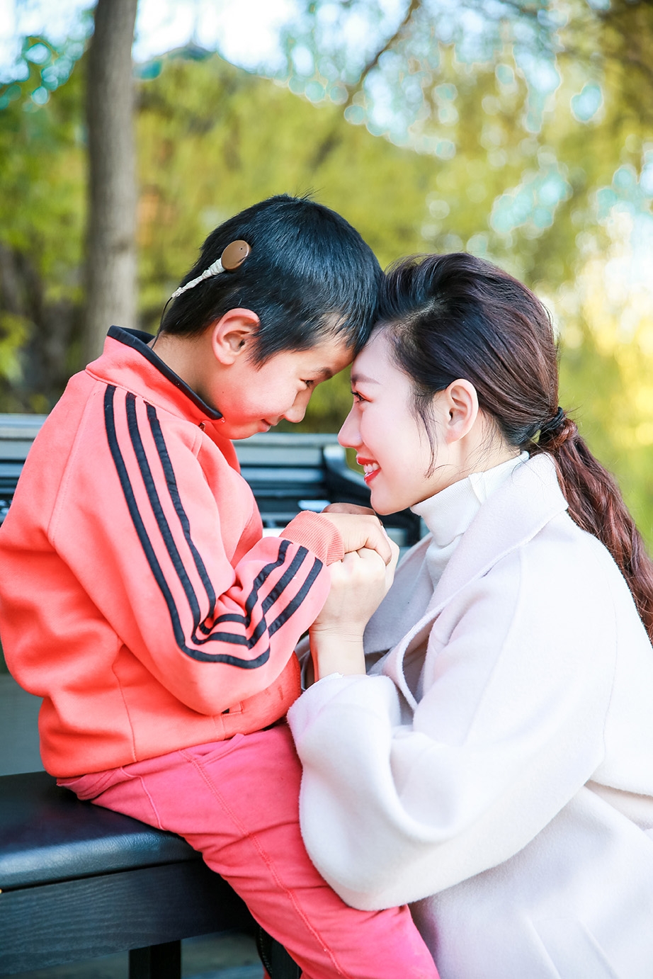 组图:曾娇结束暖心支教之旅 贴心为孩子准备手套御寒