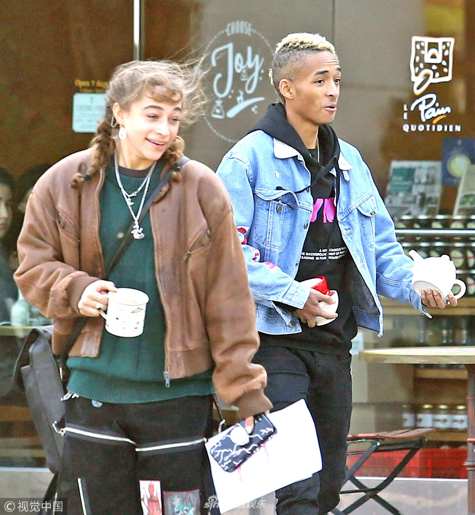 组图:贾登史密斯将女友拦腰抱起 互拥头碰头爱意满满