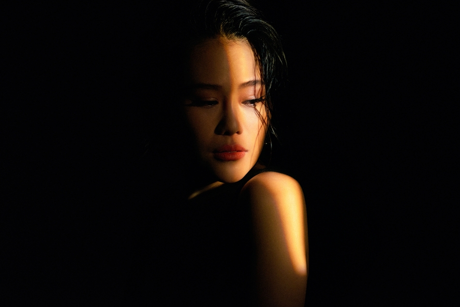 新浪娱乐讯 袁娅维演唱的女版《说散就散》mv曝光,以唯美手绘结合感性