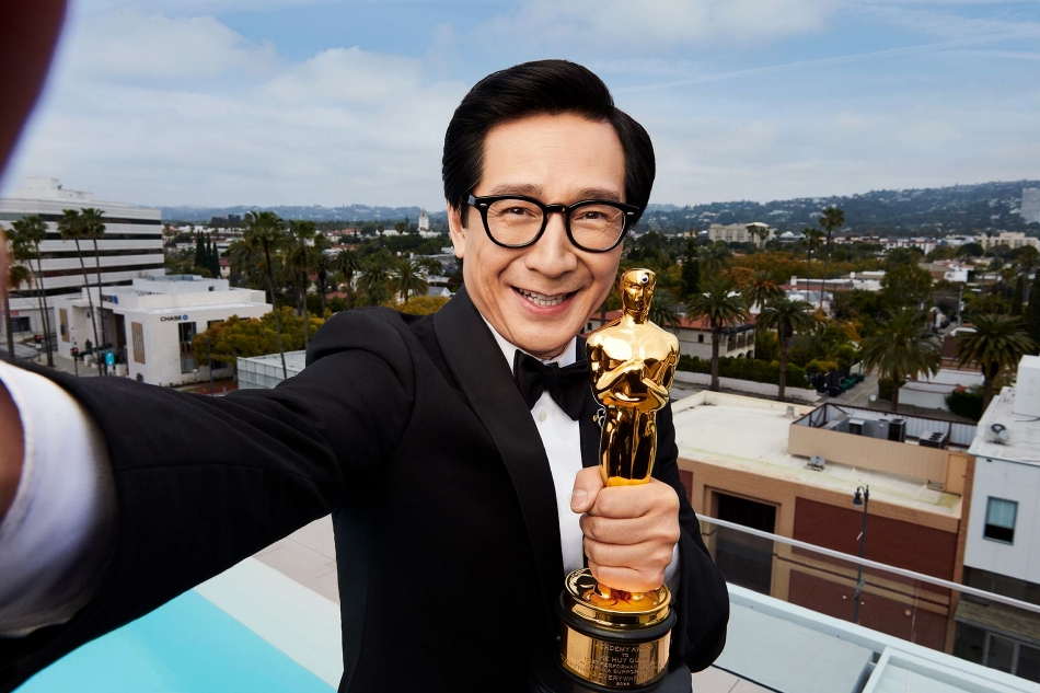 奥斯卡男配关继威登封面 小金人奖杯贴了一只眼睛_影视资讯网明星报道