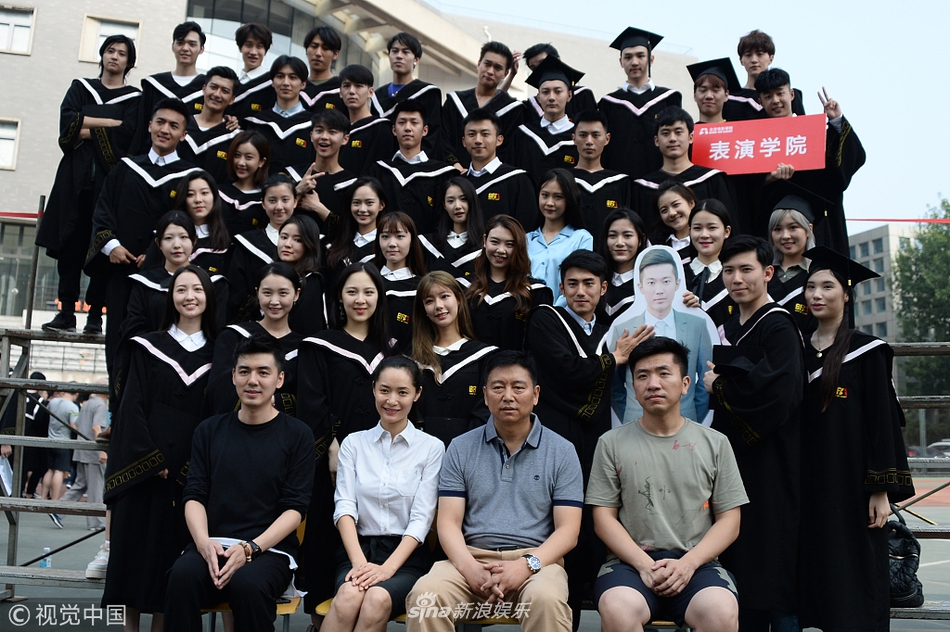 组图:前方高颜!北电毕业典礼帅哥美女云集 学士服大合影看花眼