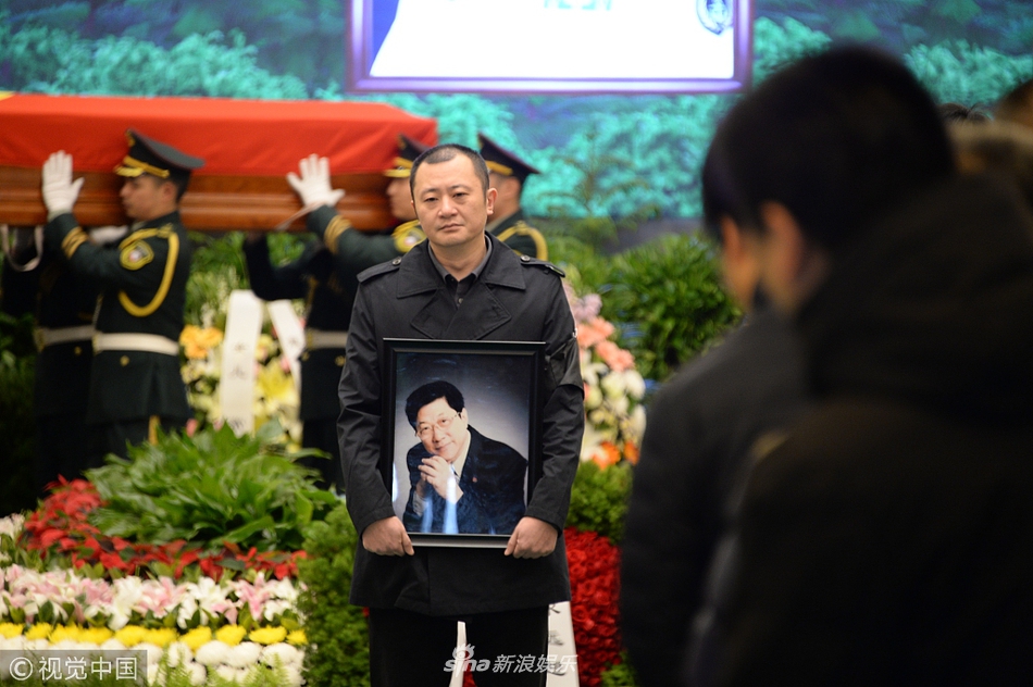 1 / 20 新浪娱乐讯 12月4日,著名相声表演艺术家常贵田遗体告别仪式在