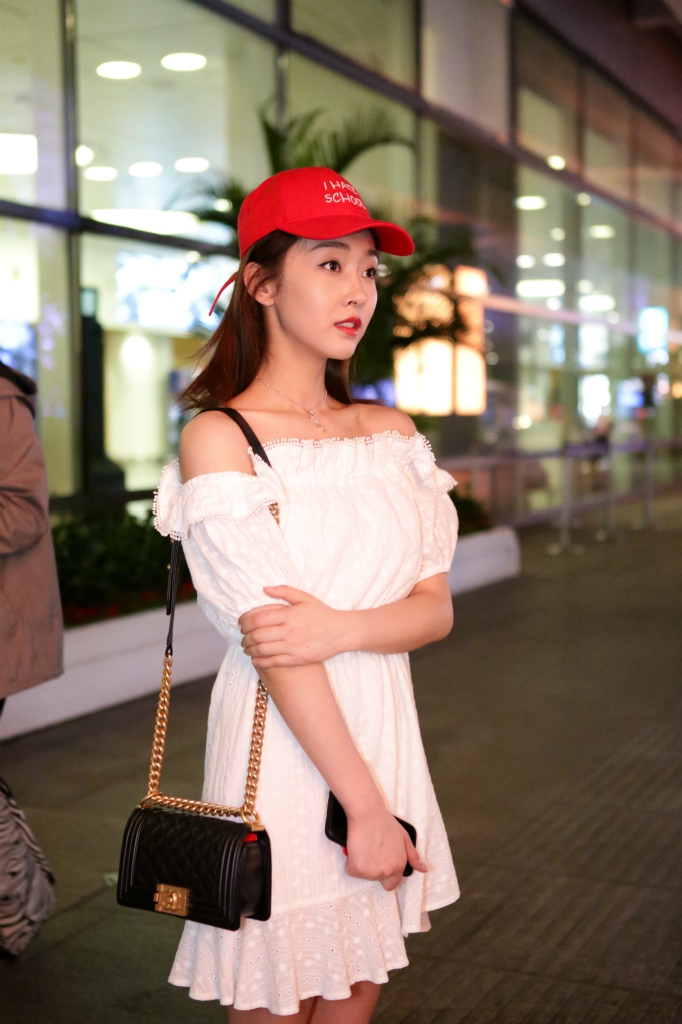 组图:宣璐私服现身机场露肩装秀美腿 笑意盈盈小甜豆本甜