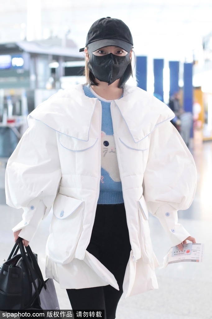 组图：张佳宁现身机场 白色外套搭配清爽貌美