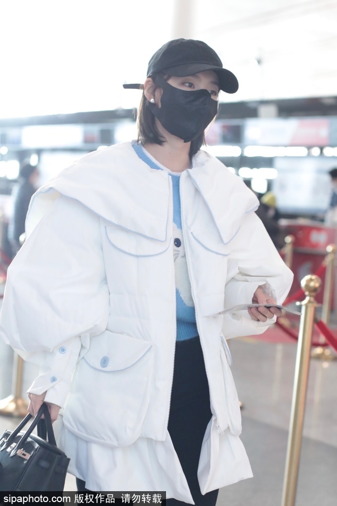 组图：张佳宁现身机场 白色外套搭配清爽貌美