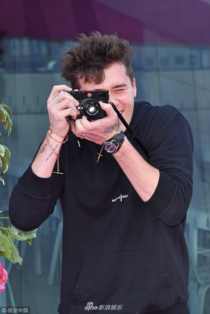 组图:贝克汉姆长子大布纯黑look酷帅十足 举相机对拍淘气似小孩