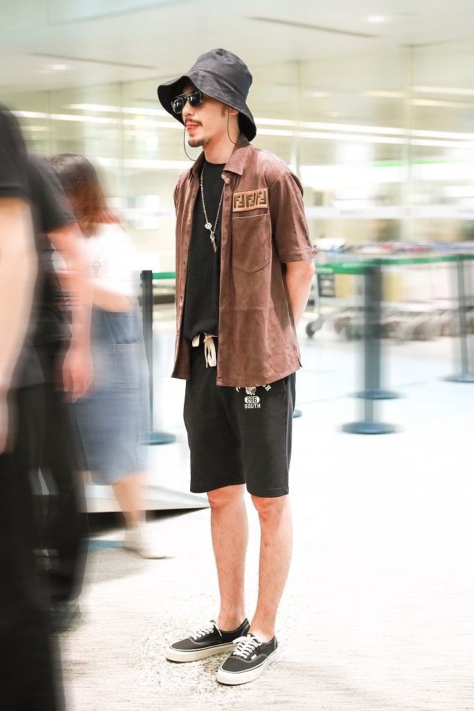 组图:"新晋老公"白宇蓄小胡须显痞帅 衬衫配渔夫帽演绎型男look