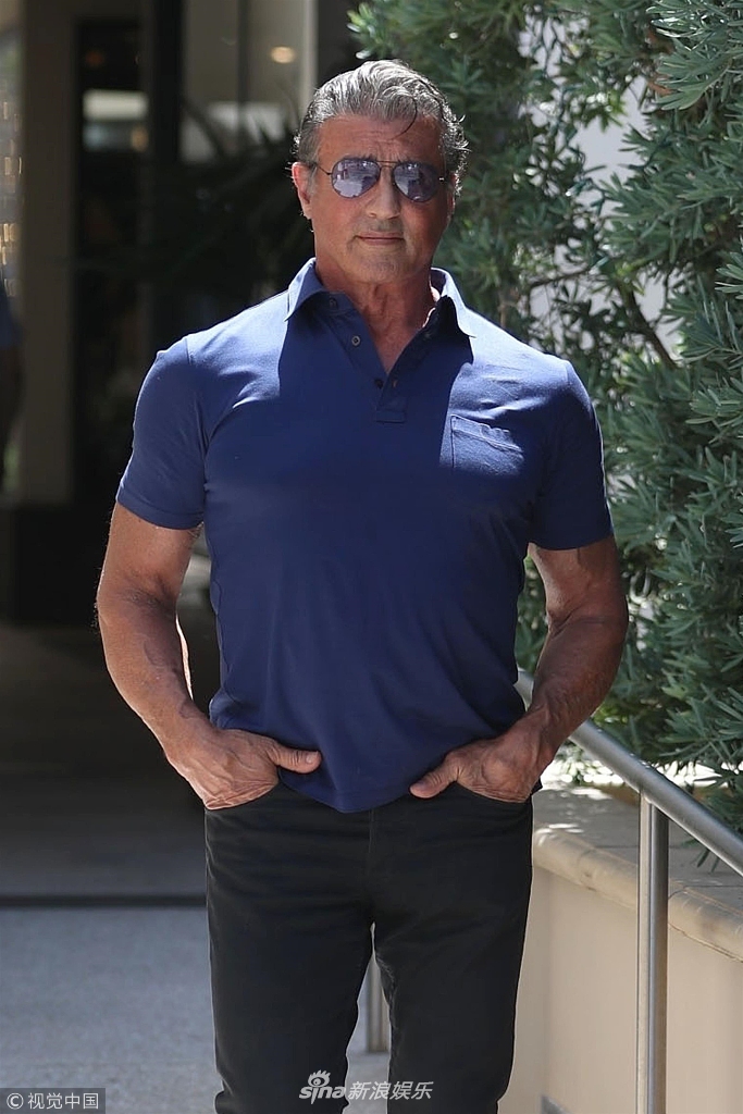 组图:72岁史泰龙插兜耍帅秀肌肉荷尔蒙爆棚 对镜摊手表情呆萌