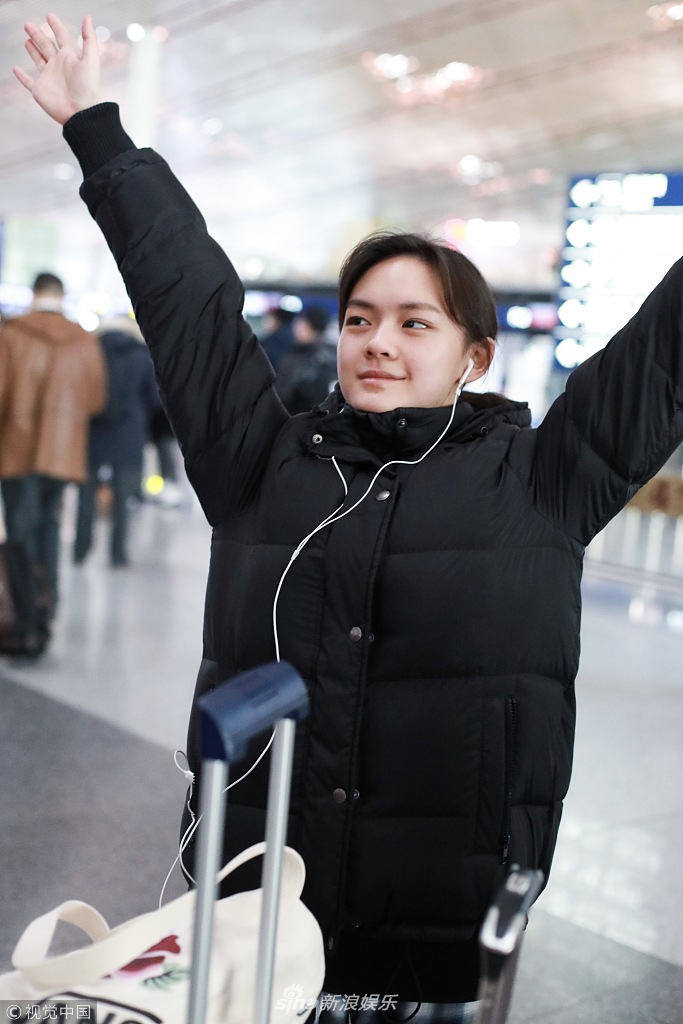 组图:宝藏女孩文淇机场放飞自我 揉眼睛伸懒腰超搞怪