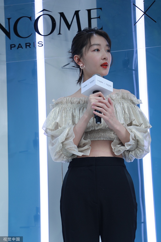 组图:周冬雨罕见扎发亮相甜美迷人 小露香肩玩锁骨杀笑容清新