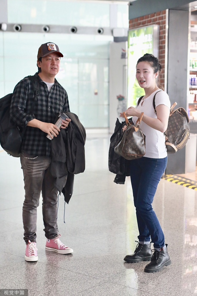 组图昔日搭档同框潘粤明与张彤机场同行曾同演大唐情史