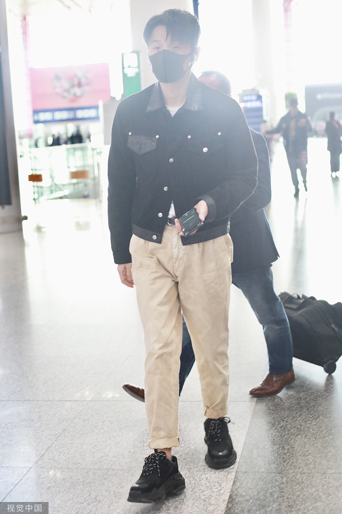 组图:李荣浩穿牛仔褂搭配米色长裤 走路帅气十足型男范儿