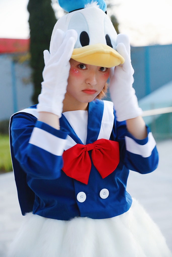 组图:沈月迪士尼过万圣节童心未泯 cos唐老鸭明媚可爱