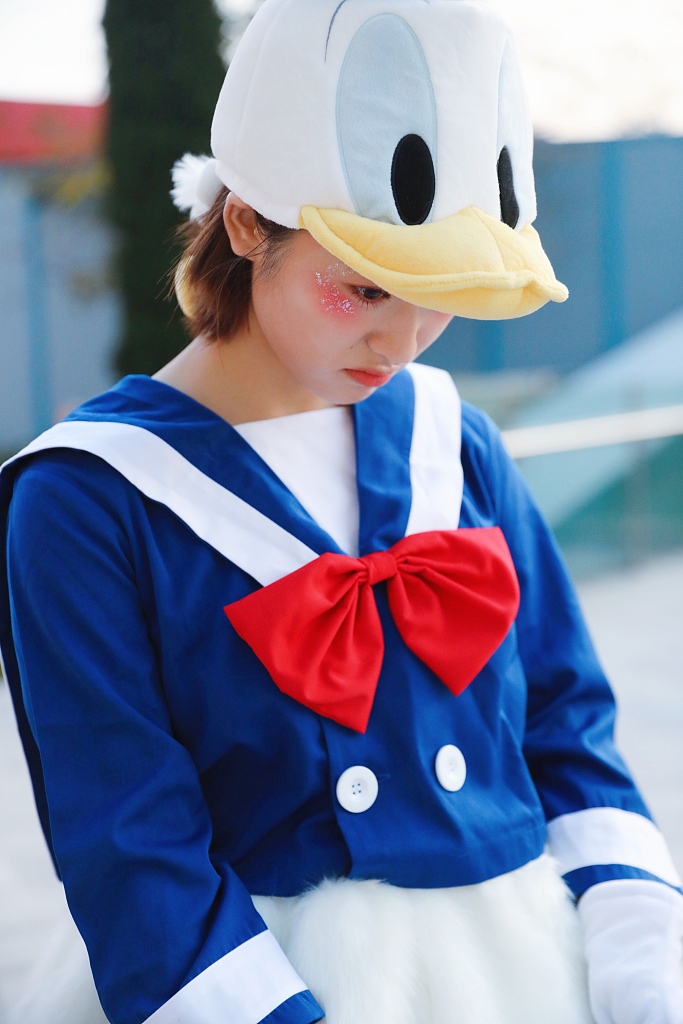 组图:沈月迪士尼过万圣节童心未泯 cos唐老鸭明媚可爱