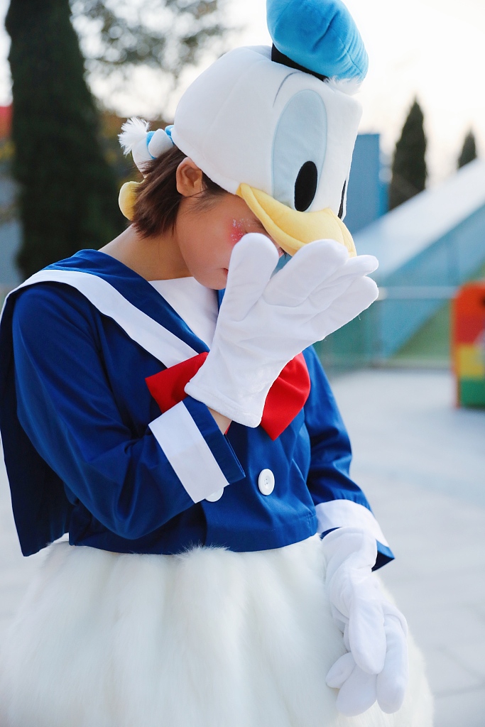 组图:沈月迪士尼过万圣节童心未泯 cos唐老鸭明媚可爱