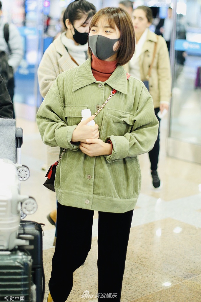 组图:沈月轻松hold住"红配绿" 戴口罩笑眼弯弯萌似萝莉