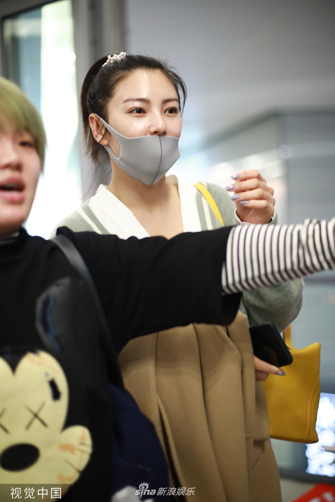 组图:张雨绮素颜搭机白到发光 扎马尾笑眼弯弯元气十足